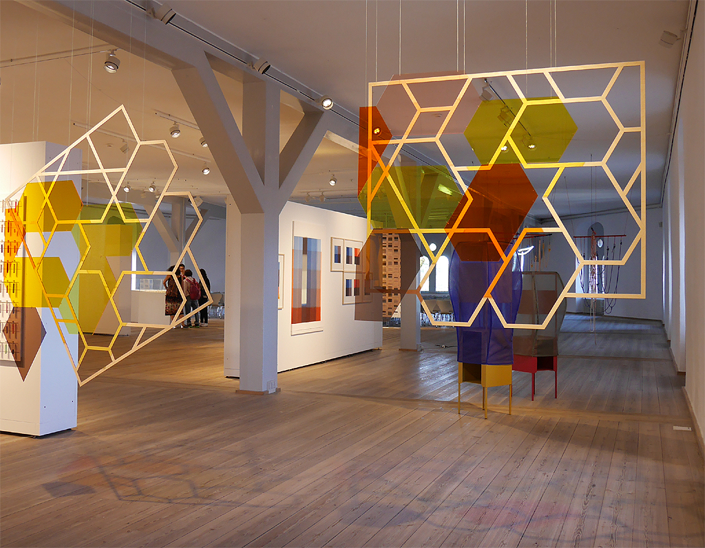 Væver Pia Jensen "Framing - Unframing - Turning - Twisting" på udstillingen "Is this Colour?", Rundetårn 2019,  arrangeret af Kontempo